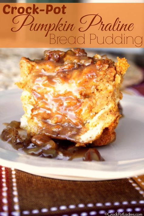 Crock-Pot Pumpkin Praline Bread Pudding - Crock-Pot Ladies Crockpot Fruit, Pot Bread Recipe, Praline Bread Pudding, Spiced Bread, Pumpkin Praline, Crockpot Dessert, Crockpot Desserts, Pumpkin Crockpot, Praline Sauce