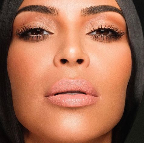 KKW x Kylie (Kim Kardasian-West x Kylie Cosmetics) • Limited Edition ♥ Kim is wearing shade KIKI ♥ 4 signature Kim K nudes in a brand new Créme Liquid Lipstick formula by Kim Kardashian • launching April 25th at 3pm pst Kylie Fashion, Kardashian Makeup, Kim Kardashian Makeup, Best Wedding Makeup, Kylie Lip Kit, Kylie Lips, Celebrity Makeup Looks, Wedding Makeup Tips, Kkw Beauty