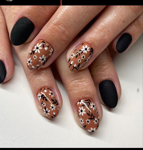 Trend 2023 Nails, Nails Fall Flowers, Round Nail Designs Fall, Floral Nail Designs For Fall, Black Floral Nails Simple, Fall Nail Art 2023, Fall Style Nails, Short Almond Nails Designs Fall, November Nails Fall Gel