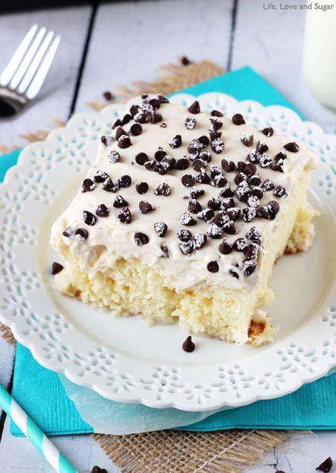 Cannoli Poke Cake - vanilla cake topped with cannoli filling icing! Cannoli Icing, Cannoli Poke Cake, Easy Cannoli, Italian Desserts Easy, Cannoli Cake, Cannoli Filling, Cannoli Cream, Moist Vanilla Cake, Italian Recipes Dessert