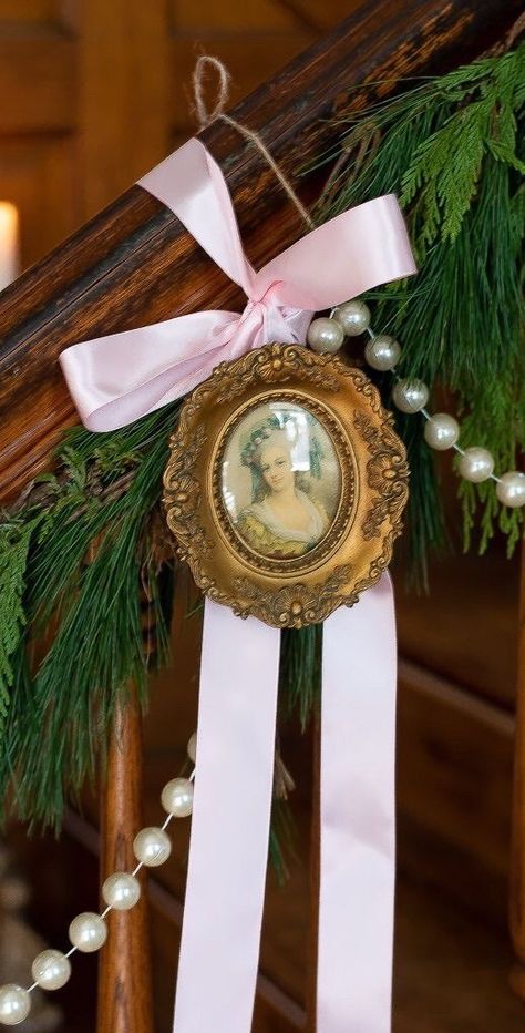 Victorian Winter Decor, Bridgerton Christmas Decor, Feminine Christmas Decor, Antique Christmas Decor Ideas, Bridgerton Christmas, French Style Christmas, Baroque Christmas, Homemade Gifts Christmas, Christmas Homescreen Ideas