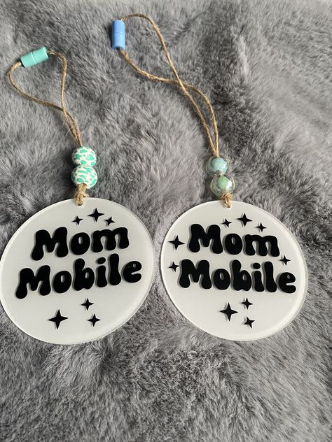 Acrylic Car Charm Ideas, Mama Keychain Acrylic, Car Charms Diy, Acrylic Ornaments Vinyl, Car Ornaments Diy, Acrylic Car Charms, Cricket Joy Projects Craft Ideas, Mom Mobile, Projet Cricut