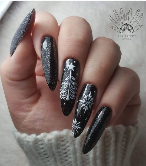 Grungy Christmas Nails, Witchy Winter Nails, Witchy Christmas Nails, Creepmas Nails, Yule Nail Art, Grunge Christmas Nails, Christmas Goth Nails, Winter Nails Silver, Reputation Nails