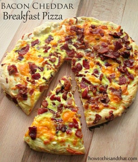 Easy Homemade Bacon Cheddar Breakfast Pizza. Love that convenience store deli breakfast pizza? Enjoy your own at home! Easy, delicious and Homemade Breakfast Pizza, Biscuit Crust, Super Easy Breakfast, Pizza Lasagna, Homemade Bacon, Breakfast Pizza Recipe, Queso Cheddar, Healthy Recipes Easy Snacks, Bacon Breakfast