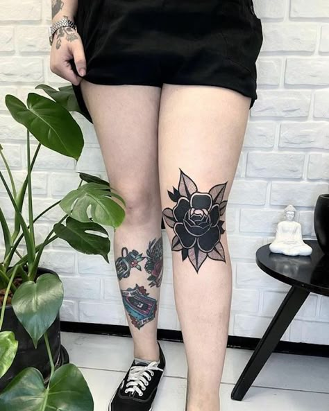 O Poder da Sedução: 21 Tatuagens no Joelho que Atraem Olhares Dark Knee Tattoo Designs, Knee Tattoo Matching, Black Out Knee Tattoo, Above The Knee Cover Up Tattoo, Cover Up Knee Tattoo, Above Knee Traditional Tattoo, Big Knee Tattoo, Neo Traditional Knee Tattoo, Knee Tattoo Cover Up