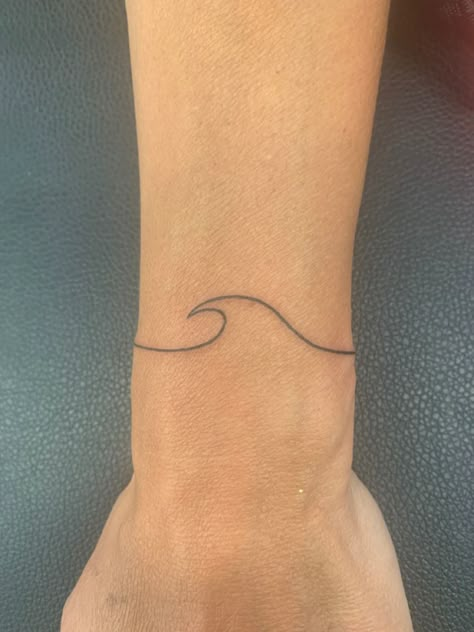 Wave Line Tattoo, Beach Tats, Tattoo Ideas Ankle, Tattoo Date, Tricep Tattoo, Line Tattoo Arm, Tattoos Minimal, Tattoo Wave, Wave Tattoos