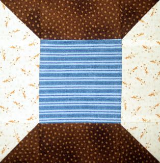 Spool Quilt Block, make a few in different colors to decorate a craft room! Spool Quilt Block, Wooden Spool Crafts, Spool Quilt, Patchwork Blocks, Quilt Big, Quilting Blogs, Heirloom Quilt, Miniature Quilts, Quilt Labels