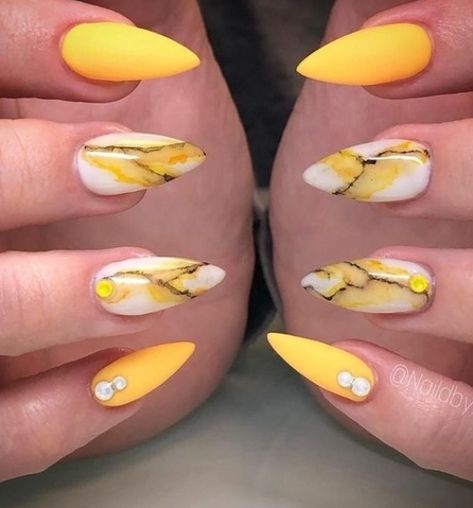 Acrylic Nails Yellow, Yellow Nail Art, Yellow Nails Design, Summer Nails Beach, Nails Yellow, Bright Summer Nails, Spring Acrylic Nails, Summer Nail Art, Almond Acrylic Nails