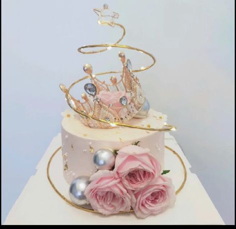 Crown Cake Ideas, Birthday Cake With Crown, Birth Cakes, 17 Birthday Cake, Small Birthday Cakes, Tiered Cakes Birthday, Girly Cakes, Birthday Cake With Flowers