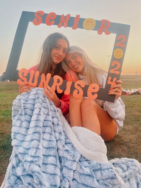 Senior Sunrise Frame Ideas, Senior Year Aesthetic Wallpaper, Senior Sunrise Picture Frames, Senior Sunrise Photo Frame, Senior Sunrise Aesthetic, Senior Sunset Ideas High School, Senior Sunrise Pictures, Senior Sunset Ideas, Senior Year Vision Board