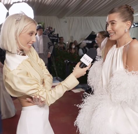 Emma Chamberlain Friends, Emma Chamberlain Interview, Met Gala Interview, Emma Chamberlain Met Gala 2023, Hailey Bieber Met Gala 2022, Career Manifestation, 2025 Moodboard, Female Icons, The Met Gala