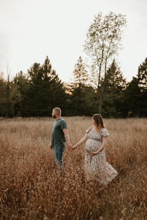 Maternity Photos Outside Fall, Nature Maternity Photos Couple, Fall Outdoor Maternity Pictures, Maternity Pictures Field, Outdoor Maternity Photos Fall, Field Maternity Photoshoot, Fall Maternity Photoshoot, Outdoor Maternity Pictures, Couple Maternity Poses