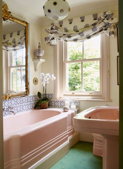 London Cottage, Pink Bathtub, Pink Tub, Vintage Pink Bathroom, Louise Jones, Bold Bathroom, Cast Iron Bath, Glam Pad, Green Sink