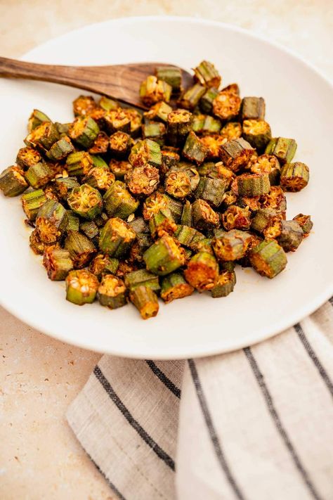 My simple and delicious roasted okra recipe turns the biggest okra skeptics into okra lovers! This tasty side dish is smoky and savory with a delightful texture. Okra Dishes, Smothered Okra, Fresh Veggie Recipes, Sauteed Okra, Grilled Okra, Baked Oysters, Roasted Okra, Okra Recipe, Okra And Tomatoes