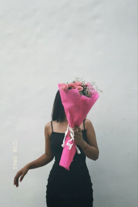 Bouquet poses black dress skims Birthday Bouquet Photoshoot, Bouquet Poses Picture Ideas, Poses With Flowers Bouquets, Poses With Bouquet, Flower Bouquet Photoshoot, Easy Photography Ideas, Phone Wallpaper Boho, Flower Photoshoot, Funny Birthday Cakes