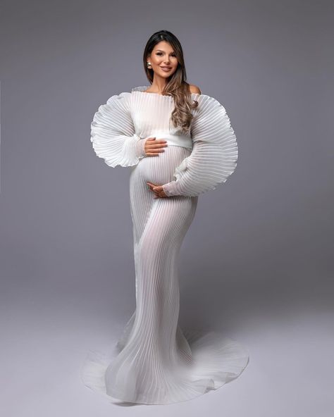 Celebrity Maternity Shoot, Elegant Maternity Shoot, White Dress Maternity, Photo Studio Ideas, Maternity Gowns For Photoshoot, Maternity Shoot Outfit, Maternity Picture Outfits, Elegant Maternity Dresses, Maternity Studio Photoshoot