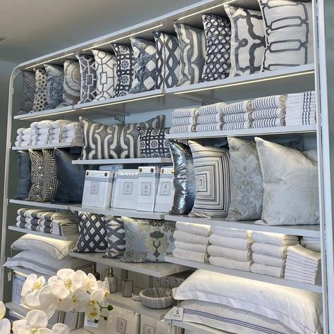 Zara Home Interiors, Retail Store Layout, Fabric Store Design, Store Shelves Design, House Interior Design Styles, Store Layout, Home Furnishing Stores, Store Interiors, Linen Store