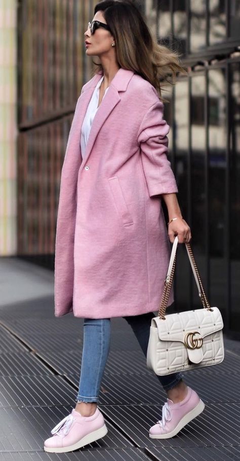 1714726c817af50457d810aae9d27a2edesc33775498ri Style Parisienne, Look Rose, Mode Tips, Mom Fashion, Blazer Outfit, Pink Coat, Pinterest Fashion, Sporty Chic, Street Style Looks