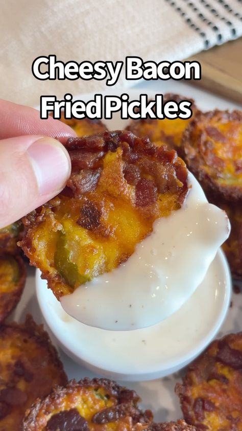 iRick Wiggins - Healthy Keto Recipes & Tips for Low Carb on Instagram: “Say “YES” if you would eat this easy snack 😋🙌 Ingredients: Cream cheese Peppers & onions, chopped Salami Instructions: 1. Combine the c…” Bacon Fries, Appetizers Easy Finger Food, Best Appetizer Recipes, Fried Pickles, Cheesy Bacon, Keto Recipes Dinner, Bacon Bits, Party Food Appetizers, Low Carb Keto Recipes