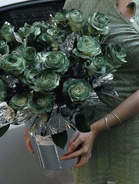 Dark Green Flower Bouquet, Green Flowers Aesthetic, Black And Green Flowers, Green Flower Bouquet, Dark Green Flowers, Boquette Flowers, Image Swag, Flowers Bouquet Gift, Nothing But Flowers