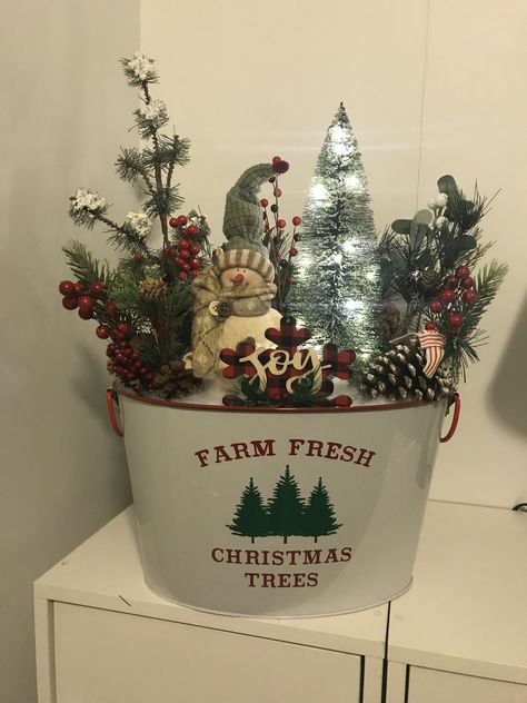 Christmas Tin Bucket Ideas, Christmas Coal Bucket Ideas, Sap Bucket Decor Christmas, Christmas Bucket Decoration Ideas, Christmas Container Ideas, Christmas Bucket Decor, Bucket Christmas Decor, Christmas Basket Decor, Christmas Vignettes