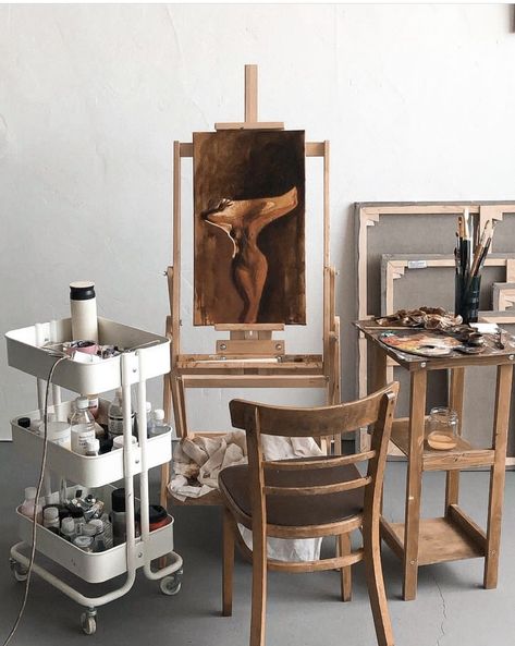 Mini Art Studio Ideas, Taboret Artist, Parisian Art Studio, Painter Studio Workspaces, Painting Set Up Aesthetic, Artist Corner Ideas, Painting Area Ideas, Art Studio Set Up, Small Painting Studio