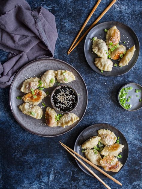 des raviolis japonais avec de la sauce soja, de la ciboule et du sésame Salty Foods, Exotic Food, Batch Cooking, Dumplings, Super Simple, Cooking Time, Asian Recipes, Food Inspiration, Main Dishes