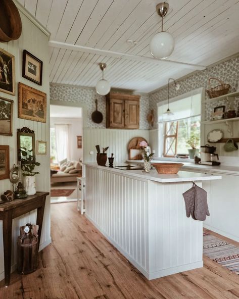 my scandinavian home: Step Inside Höda’s Creative Swedish Farmhouse Swedish Home Design, Swedish House Interior, Swedish Farmhouse Style, Swedish Cottage Interior, Swedish Homes, Norwegian House, Swedish Farmhouse, Cottage Makeover, Scandinavian Farmhouse