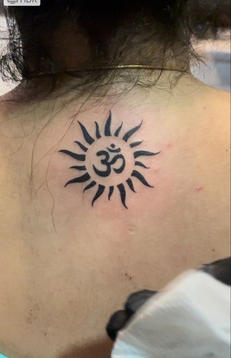 Om tattoo Om Tattoos, Best Star Tattoos, Ohm Tattoo, Om Symbol Tattoo, Tattoo Lotus, Sun Tattoo Designs, Hippie Tattoo, Minimal Tattoos, Circle Tattoo