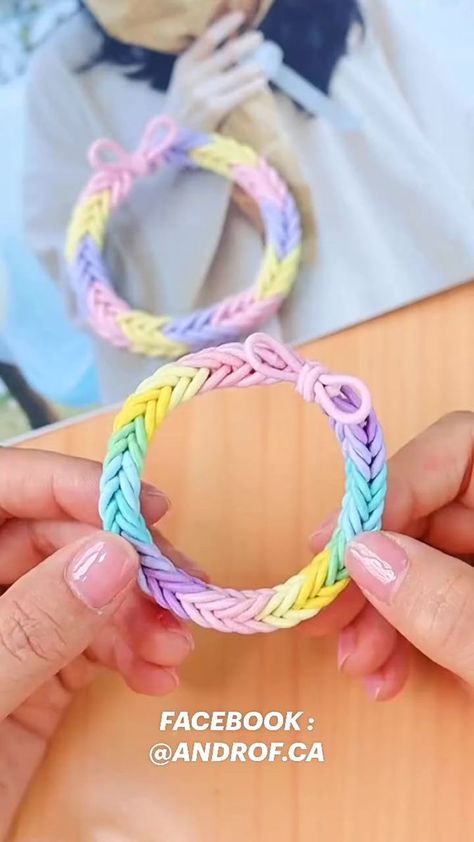 Craft #highlightseveryone | By Adaobi Shittu | Facebook Hiasan Dinding Diy, Friendship Band, Hadiah Diy, Rubber Band Crafts, Kraf Kertas, Diy Friendship Bracelets Tutorial, Christmas Gift Basket Ideas, Seni Dan Kraf, Kraf Diy