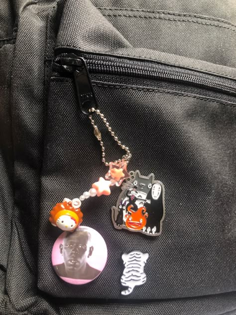 Keychain Backpack Aesthetic, Backpack Charms Aesthetic, Bag Pins Aesthetic, Keychains Aesthetic, Keychains For Backpacks, Bag Pins, Handbag Essentials, In My Bag, Essential Bag