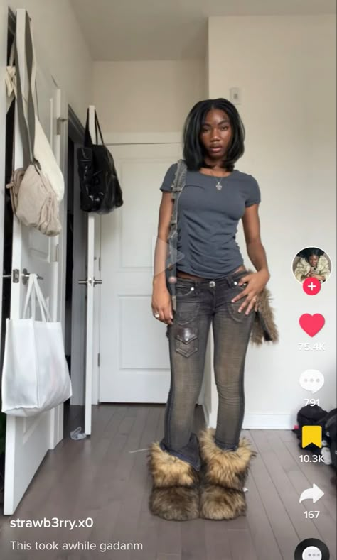 Afro Punk Outfits, Fur Boots Outfit, Punk Outfit, 2000s Punk, Street Style Outfits Casual, Fluffy Boots, Outfits Baddie, Black Boots Outfit, Punk Boots