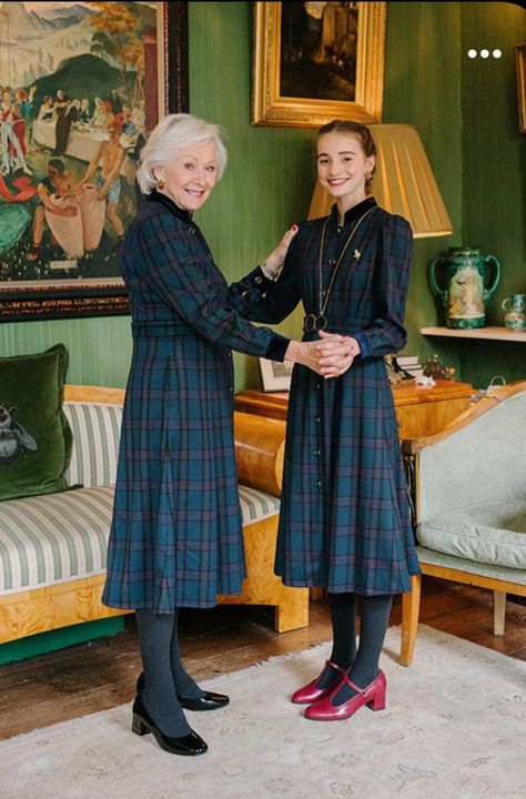 British Dress Style Women, Royal Family Outfits, Classic Dressing, Royal Family Fashion, Miss Patina, Tartan Clothing, Scottish Style, Retro Heels, Editorial Photos