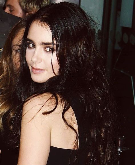 Lily Colin, Lily James, Emily In Paris, Lily Collins, Beauty Icons, Celebrity Look, Vintage Hairstyles, Shadowhunters, Celebrities Female