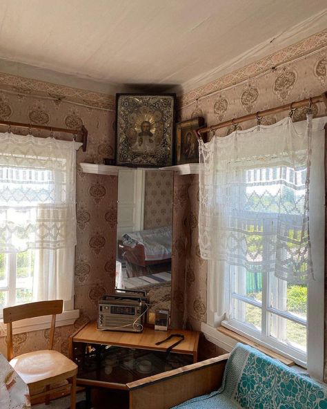 Balkan House Interior, Russian House Interior, Lodge Homes, Romantic Bedroom, Granny Chic, Village Houses, Urban Photography, Old House, Valance Curtains