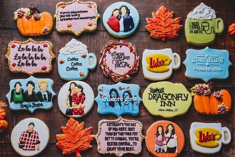 Flood icing and stiff icing Gilmore Girls Cookies Decorated, Gilmore Girls Sugar Cookies, Gilmore Girls Cookies, Ackley Bridge, Cutout Cookies, Sugar Cookie Designs, Xoxo Gossip Girl, Xoxo Gossip, Cut Out Cookies