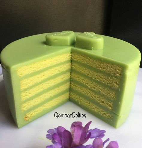 Pandan Kaya Cake, Pandan Layer Cake Decoration, Pandan Sponge Cake Recipe, Malaysia Dessert, Custard Layer Cake, Pandan Cake Recipe, Pandan Custard, Pandan Layer Cake, Asian Cakes