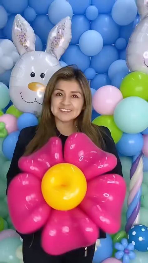 Distorted Balloon Flower, Balloon Training, Friday Flowers, Balloon Flowers, Balloon Columns, Balloon Decor, Video Credits, Balloon Art, Make Happy