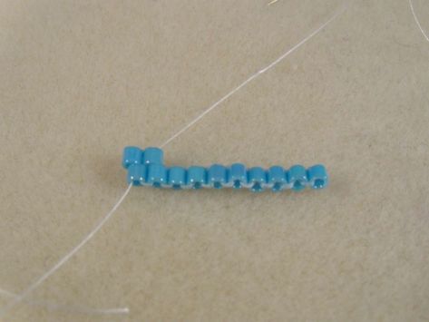 How to Do the Flat Brick Stitch Brick Stitch Tutorial, Handmade Bead Jewellery, Half Hitch Knot, Bead Loom Designs, Stitch Tutorial, Brick Stitch Pattern, Single Bead, Bead Weaving Patterns, Brick Patterns