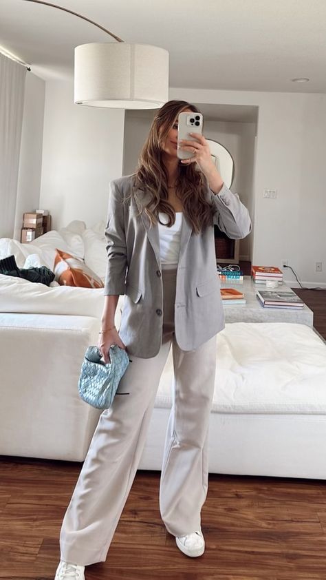 Sky Blue Bag Outfit, Bottega Veneta Jodie Bag Outfit, Light Blue Bag Outfit, Jacquemus Blue Bag Outfit, Bottega Denim Jodie, Bottega Bag Outfit, Blue Handbag Outfit, Bottega Veneta Bag Outfit, Chic Cropped Blue Blazer