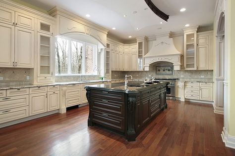 Dark Wood Island, White Kitchen Black Appliances, Antique White Kitchen Cabinets, Antique Kitchen Cabinets, Beautiful White Kitchens, Black Appliances Kitchen, Antique White Kitchen, Kitchen Cabinet Trends, Off White Kitchens