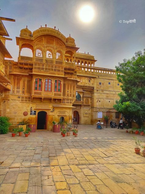 Jaisalmer & Sam, Rajasthan - Tripवाणी Jaipur Architecture, Jaipur Tourism, Rajasthan Culture, Indian Places, Jaisalmer Fort, Travel India Beautiful Places, Desert Camping, Culture Photography, India Travel Places