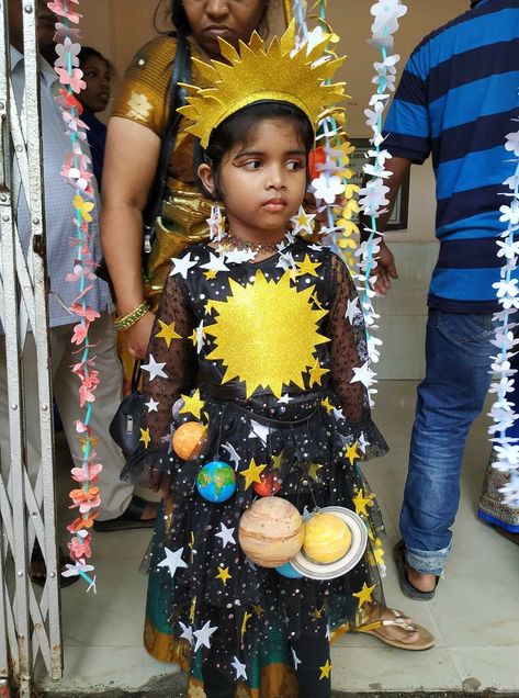 Space Dress Up Day, Solar System Costume, Vocabulary Parade, Solar System Projects For Kids, Fancy Dress Costumes Kids, School Exhibition, Fancy Dress Competition, Space Dress, Diy Costumes Kids