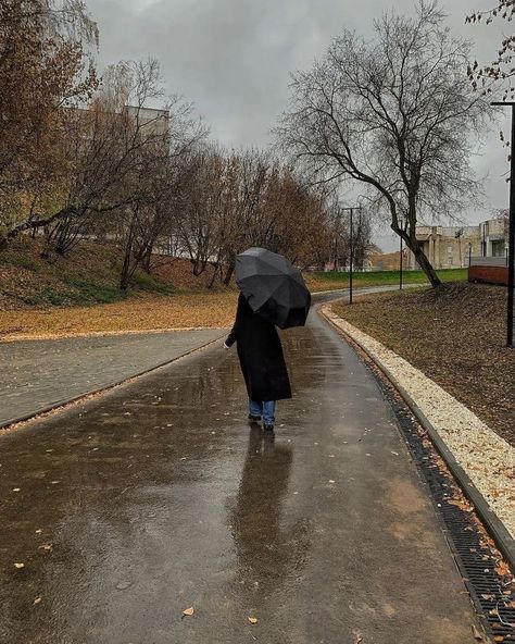 Calm Music, Outfits Stylish, Clothes And Shoes, Floral Dresses, Autumn Aesthetic, Yellow Floral, The Rain, Rainy Day, Spring Outfits