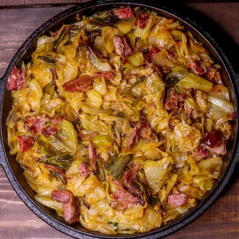 Smothered+Cabbage:+A+Southern+Tradition+Full+of+Flavor Southern Fried Dirty Cabbage, Smothered Cabbage And Sausage, Southern Style Cabbage, Soul Food Thanksgiving Dinner, Southern Louisiana Recipes, Southern Suppers, Smothered Cabbage Recipe, Smothered Recipes, Smothered Cabbage