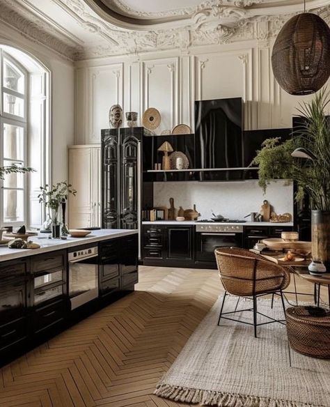 Black And Cream Kitchen, Paris Interiors, Transitional Interiors, Parisian Interior, Kitchen Transitional, Cream Kitchen, Black Gloss, Style Deco, Design Exterior