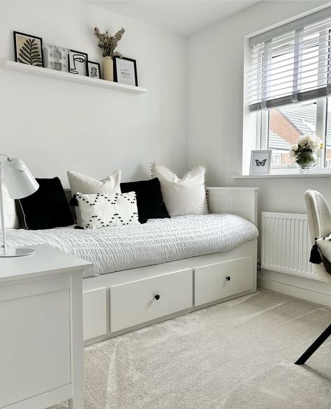 Box Guest Bedroom Ideas, Daybed Layout Small Bedrooms, Box Room Bedroom Office Ideas, Day Bed Small Bedroom Ideas, Daybed Room Inspo Aesthetic, Small Room With Daybed, Spare Bedroom With Office, Spare Bedroom Daybed Ideas, Home Office With Sofa Bed And Desk