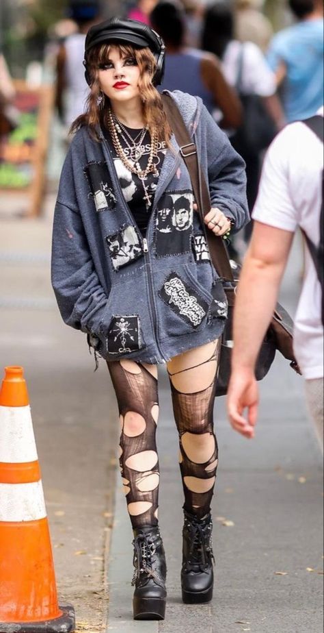 Punk Fashion 2023, Alternative Fashion 2023, Punk Fall Fashion, Harajuku Grunge Fashion, Maximalist Alt Fashion, Voidpunk Fashion, Alt Rock Outfit, Types Of Punk, 70s Grunge Outfits