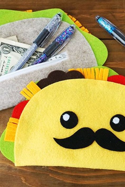 Diy Felt Taco, Felt Taco, Felt Sewing, Outfit Hacks, School Pencils, Easy Chic, Felt Pattern, Fabric Scissors, Pouch Pattern