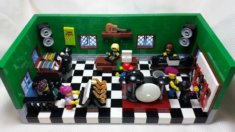 A lil Music store moc 🎼🎸🎷 Lego Garage Moc, Lego Jazz Club, Lego Kitchen Moc, Lego Music Store, Lego Music, Lego Muppets Moc, Music Store, Music Room, Lego